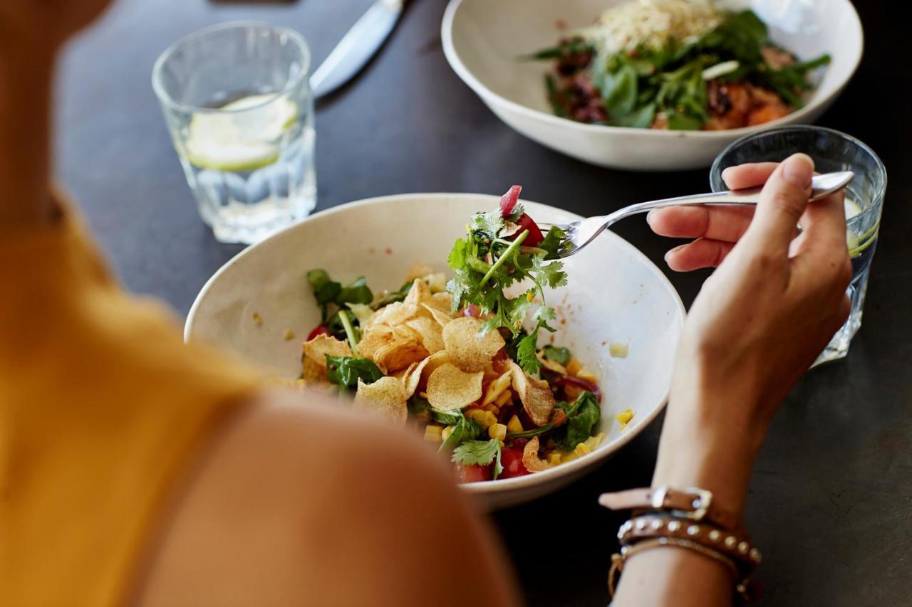 Hyatt Place Jaipur Malviya Nagar Ngoại thất bức ảnh A woman eating a salad