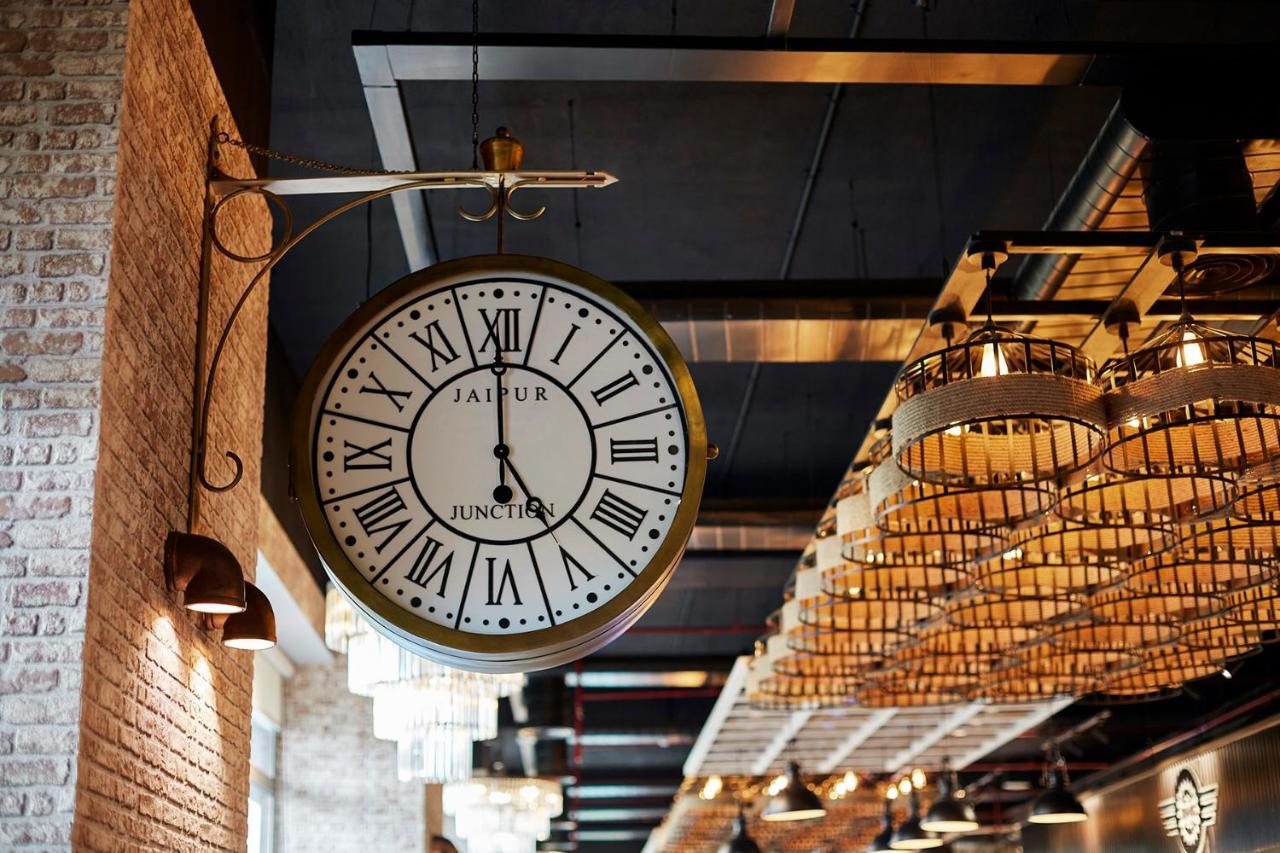 Hyatt Place Jaipur Malviya Nagar Ngoại thất bức ảnh The clock at the entrance of the station